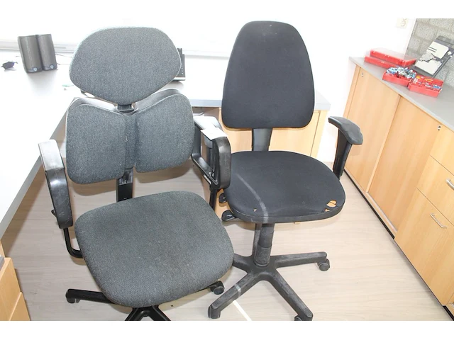 Twee verrijdbare, zwart gestoffeerde bureaustoelen. - afbeelding 1 van  2