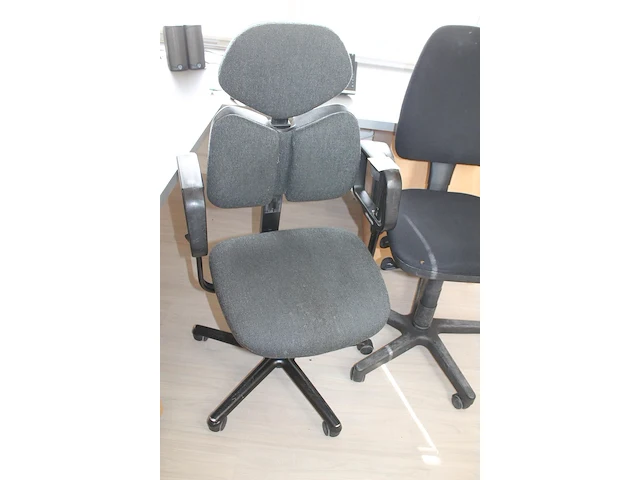 Twee verrijdbare, zwart gestoffeerde bureaustoelen. - afbeelding 2 van  2