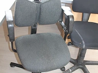 Twee verrijdbare, zwart gestoffeerde bureaustoelen. - afbeelding 2 van  2