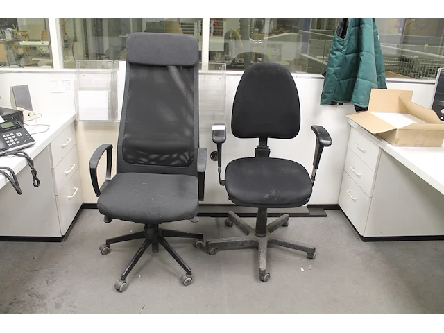 Twee verrijdbare, zwart gestoffeerde bureaustoelen. - afbeelding 1 van  3