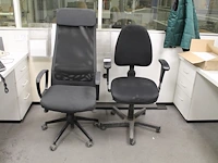 Twee verrijdbare, zwart gestoffeerde bureaustoelen. - afbeelding 1 van  3