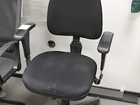 Twee verrijdbare, zwart gestoffeerde bureaustoelen. - afbeelding 2 van  3