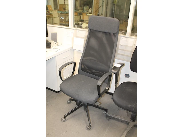 Twee verrijdbare, zwart gestoffeerde bureaustoelen. - afbeelding 3 van  3