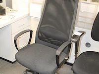Twee verrijdbare, zwart gestoffeerde bureaustoelen. - afbeelding 3 van  3