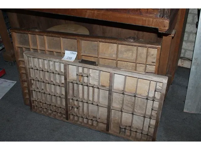 Twee vintage houten letterbakken/lades 1 x met metalen inleg op de schotjes 82 x 42 cm en 1 x zonder metale... - afbeelding 1 van  3