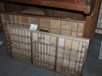 Twee vintage houten letterbakken/lades 1 x met metalen inleg op de schotjes 82 x 42 cm en 1 x zonder metale... - afbeelding 1 van  3
