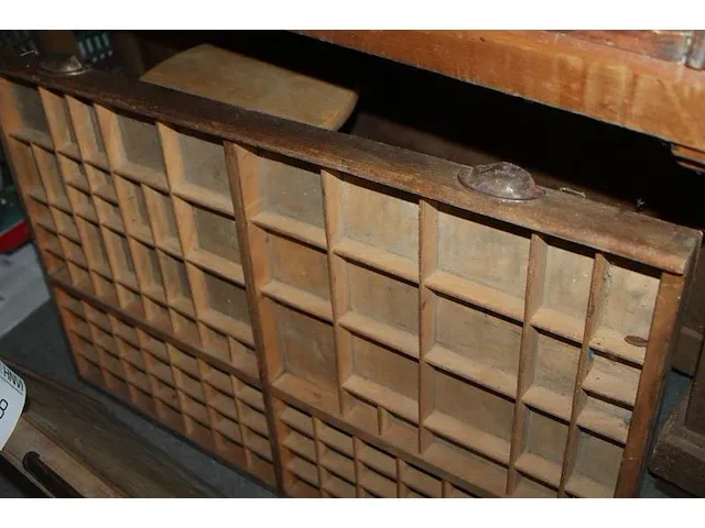 Twee vintage houten letterbakken/lades 1 x met metalen inleg op de schotjes 82 x 42 cm en 1 x zonder metale... - afbeelding 2 van  3