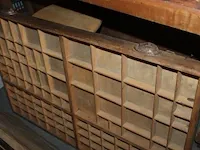 Twee vintage houten letterbakken/lades 1 x met metalen inleg op de schotjes 82 x 42 cm en 1 x zonder metale... - afbeelding 2 van  3