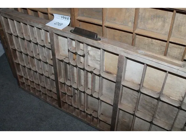 Twee vintage houten letterbakken/lades 1 x met metalen inleg op de schotjes 82 x 42 cm en 1 x zonder metale... - afbeelding 3 van  3
