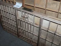 Twee vintage houten letterbakken/lades 1 x met metalen inleg op de schotjes 82 x 42 cm en 1 x zonder metale... - afbeelding 3 van  3