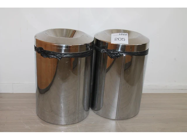 Twee vlamdovende prullenbakken brabantia met hoogte 36 cm. - afbeelding 1 van  1