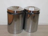 Twee vlamdovende prullenbakken brabantia met hoogte 36 cm. - afbeelding 1 van  1