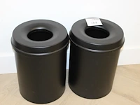 Twee vlamdovende prullenbakken met hoogte 34 cm. - afbeelding 1 van  2