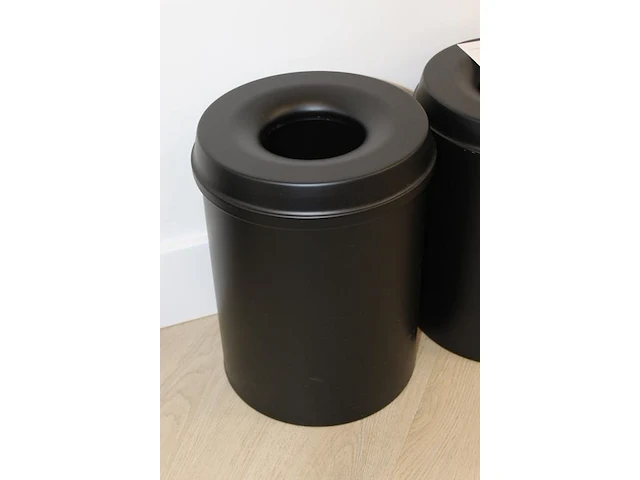 Twee vlamdovende prullenbakken met hoogte 34 cm. - afbeelding 2 van  2