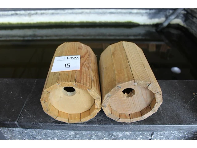 Twee vogelhuisjes lengte 19 cm en diameter 15,5 cm. - afbeelding 1 van  1
