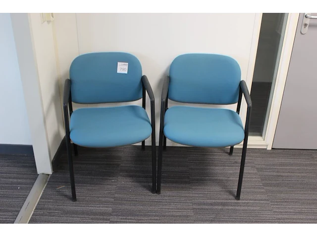 Twee wachtkamerstoelen bauw gestoffeerd - afbeelding 1 van  2
