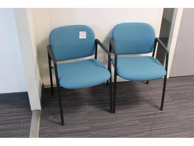 Twee wachtkamerstoelen bauw gestoffeerd - afbeelding 2 van  2
