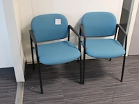 Twee wachtkamerstoelen bauw gestoffeerd - afbeelding 2 van  2