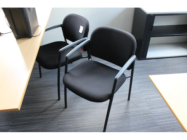 Twee wachtkamerstoelen zwart gestoffeerd - afbeelding 1 van  2
