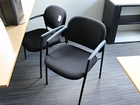 Twee wachtkamerstoelen zwart gestoffeerd - afbeelding 1 van  2