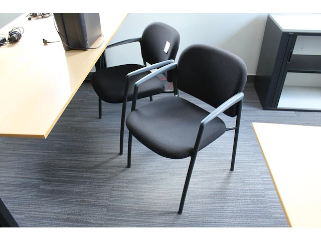 Twee wachtkamerstoelen zwart gestoffeerd - afbeelding 2 van  2