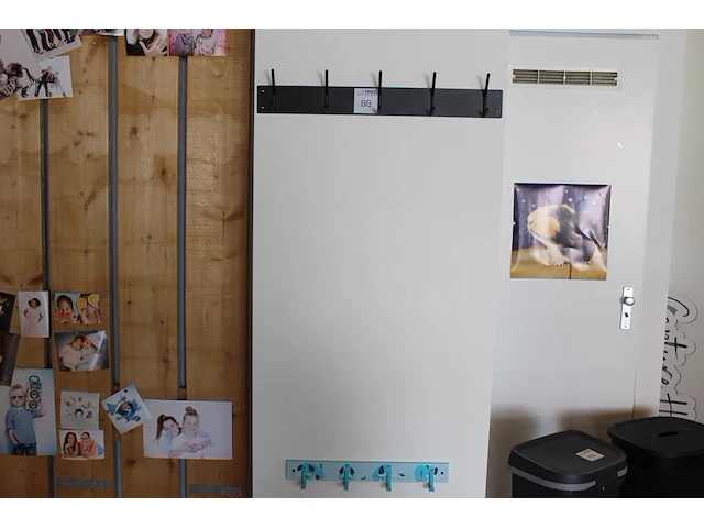 Twee wandkapstokken waaronder voor kinderen met lengte 49 cm. - afbeelding 1 van  3
