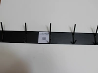 Twee wandkapstokken waaronder voor kinderen met lengte 49 cm. - afbeelding 2 van  3