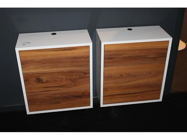 Twee wandkastjes. afmeting 50 x 25 x 70 cm - afbeelding 1 van  2