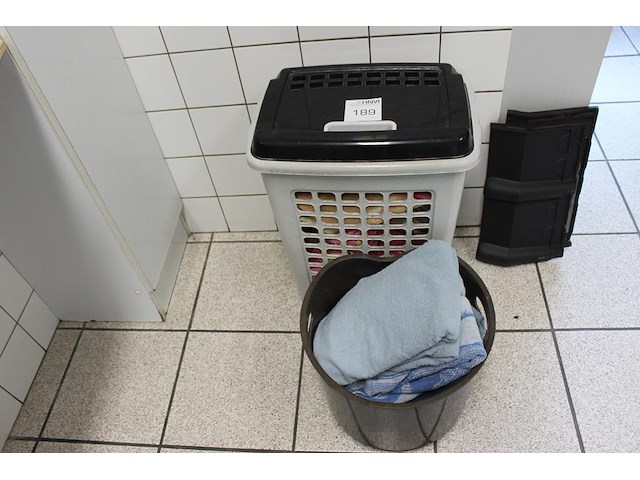 Twee wasmanden met doeken. - afbeelding 1 van  2