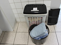 Twee wasmanden met doeken. - afbeelding 1 van  2