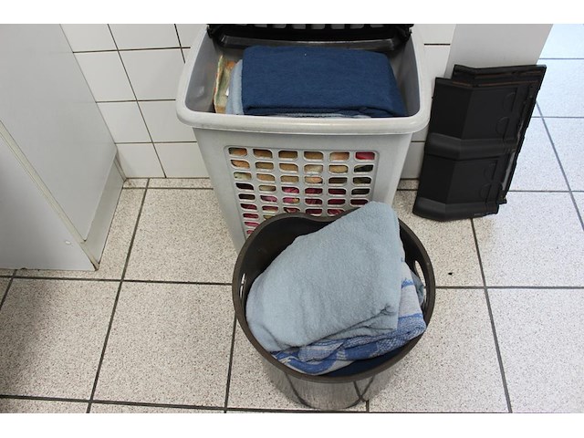 Twee wasmanden met doeken. - afbeelding 2 van  2