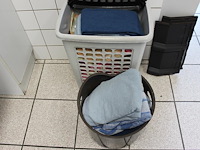 Twee wasmanden met doeken. - afbeelding 2 van  2