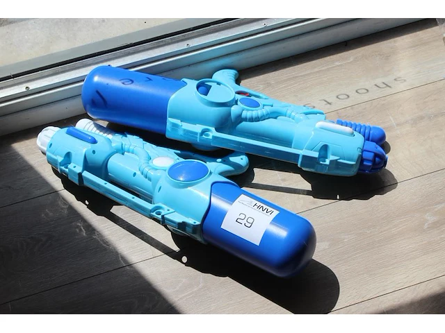 Twee waterpistolen. - afbeelding 1 van  2