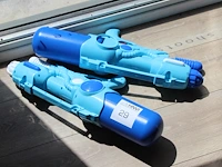 Twee waterpistolen. - afbeelding 1 van  2