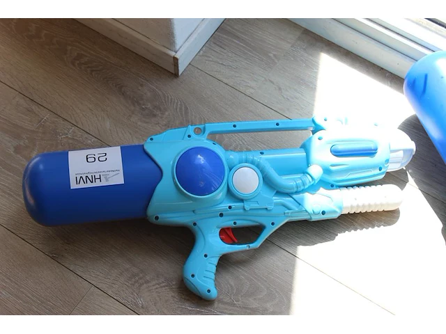 Twee waterpistolen. - afbeelding 2 van  2