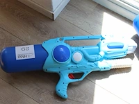 Twee waterpistolen. - afbeelding 2 van  2