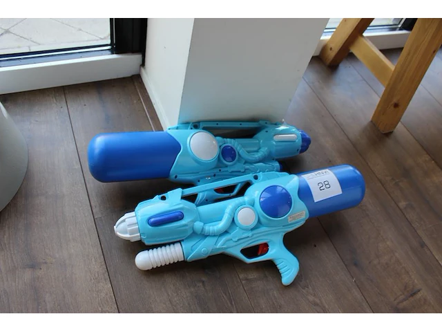 Twee waterpistolen. - afbeelding 1 van  1