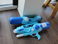 Twee waterpistolen. - afbeelding 1 van  1