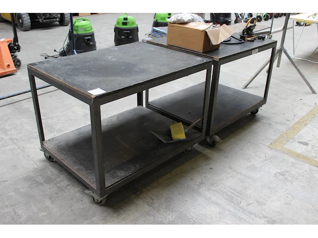 Twee werktafels met onderplateau met afmeting 100 x 75 x 77 cm. let op: 1 rolt slecht. - afbeelding 1 van  2