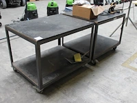 Twee werktafels met onderplateau met afmeting 100 x 75 x 77 cm. let op: 1 rolt slecht. - afbeelding 1 van  2
