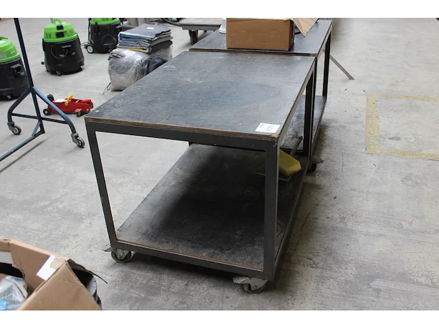 Twee werktafels met onderplateau met afmeting 100 x 75 x 77 cm. let op: 1 rolt slecht. - afbeelding 2 van  2