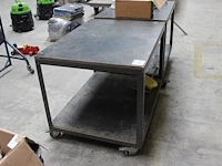 Twee werktafels met onderplateau met afmeting 100 x 75 x 77 cm. let op: 1 rolt slecht. - afbeelding 2 van  2