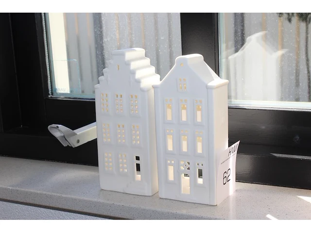 Twee windlichten hoogte 19 cm. - afbeelding 1 van  2