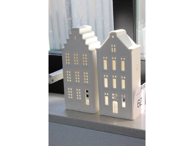 Twee windlichten hoogte 19 cm. - afbeelding 2 van  2