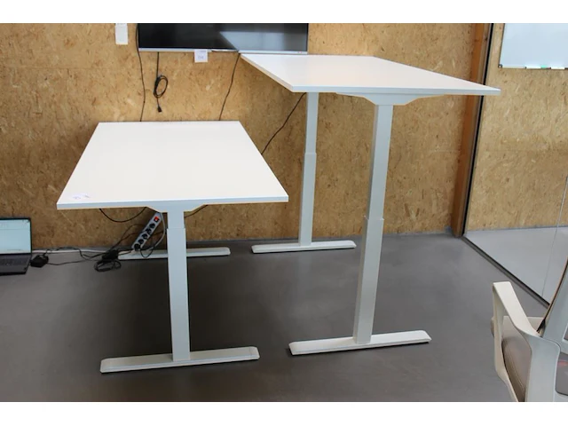 Twee zit/sta bureaus ikea. afmeting 140 x 80 cm. - afbeelding 1 van  2
