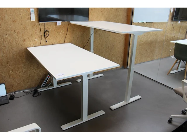 Twee zit/sta bureaus ikea. afmeting 140 x 80 cm. - afbeelding 2 van  2