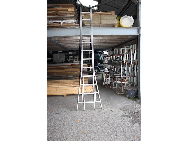 Tweedelige aluminium ladder dirks met 2x 12 treden. - afbeelding 4 van  4
