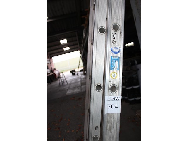 Tweedelige aluminium ladder vgs met 2x 12 treden. - afbeelding 3 van  3