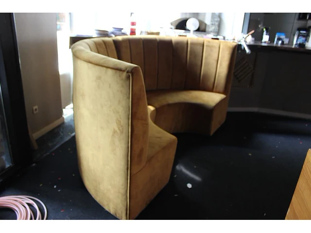 Tweedelige halfronde bank met okergele bekleding. doorsnede 230 cm. zithoogte 48 cm. - afbeelding 1 van  2
