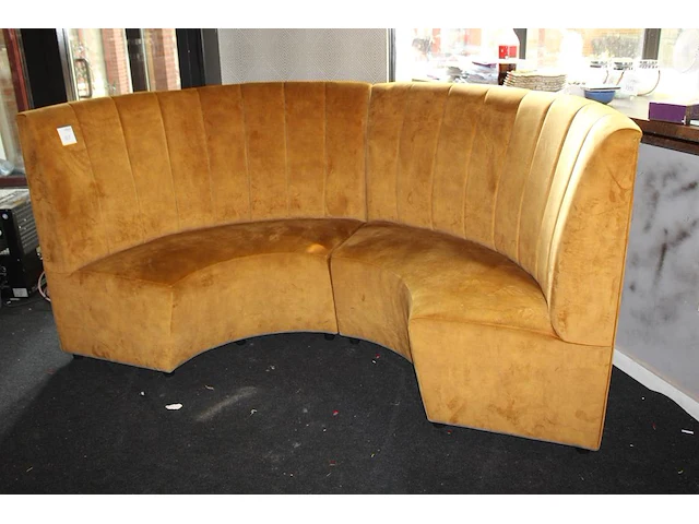 Tweedelige halfronde bank met okergele bekleding. doorsnede 230 cm. zithoogte 48 cm. - afbeelding 2 van  2